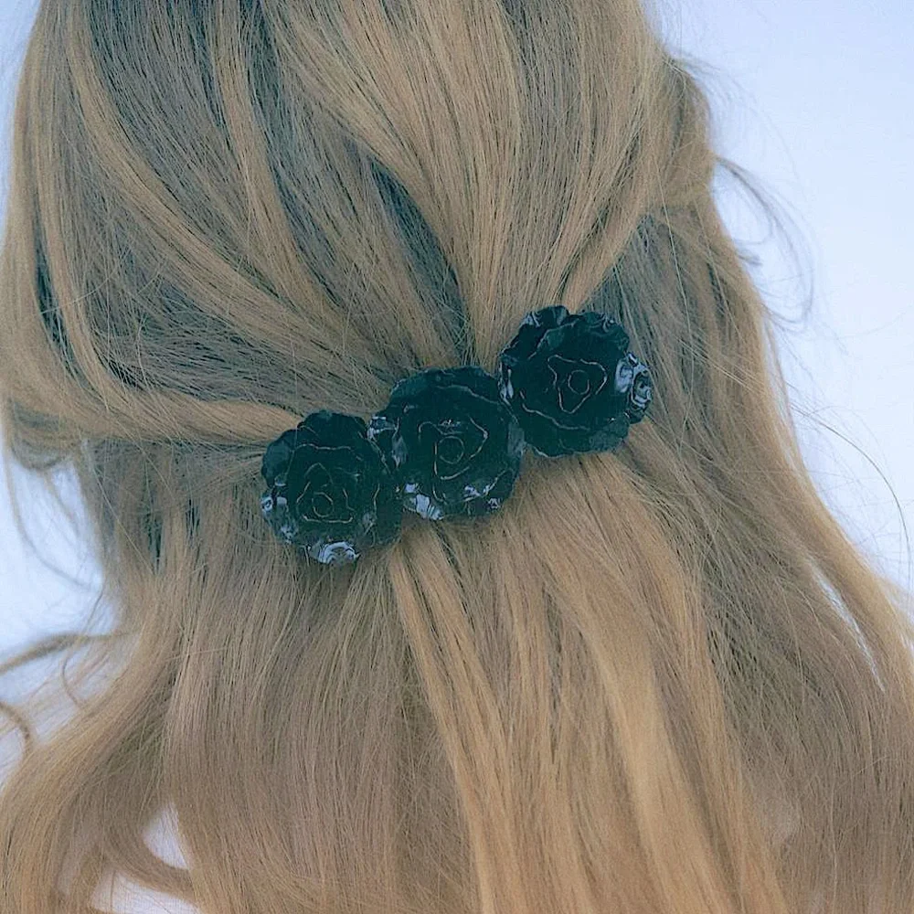 Zara metallic floral hair clip, black